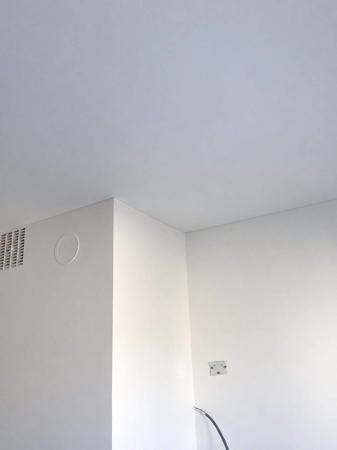 Angle de mur et de plafond peints en blanc