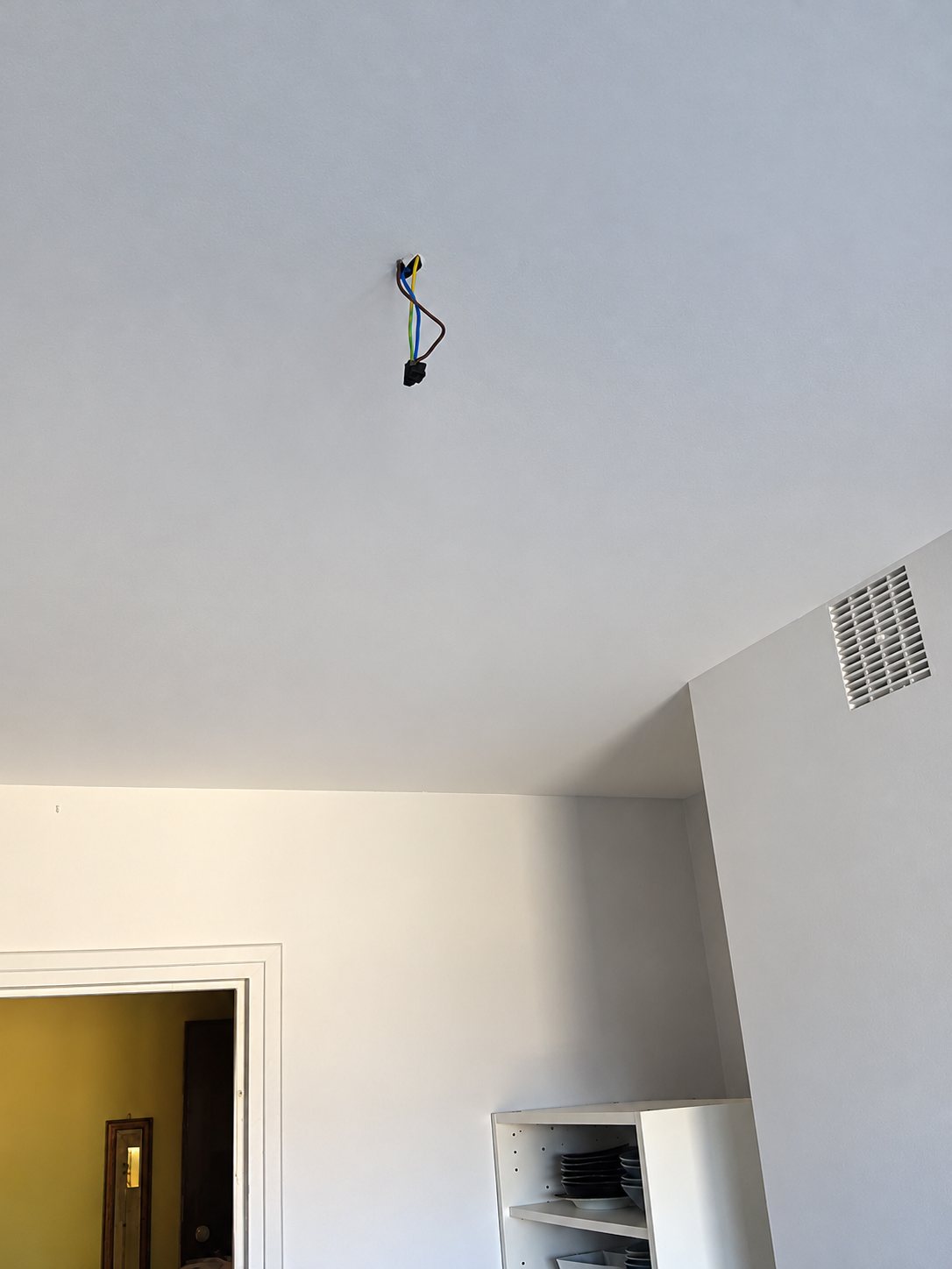 Plafond tendu posé dans une pièce en rénovation