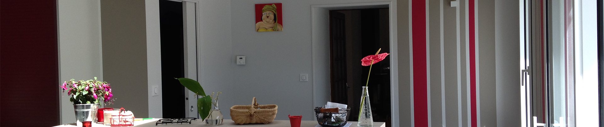 Intérieur lumineux aux rayures rouges, fleurs et panier en osier