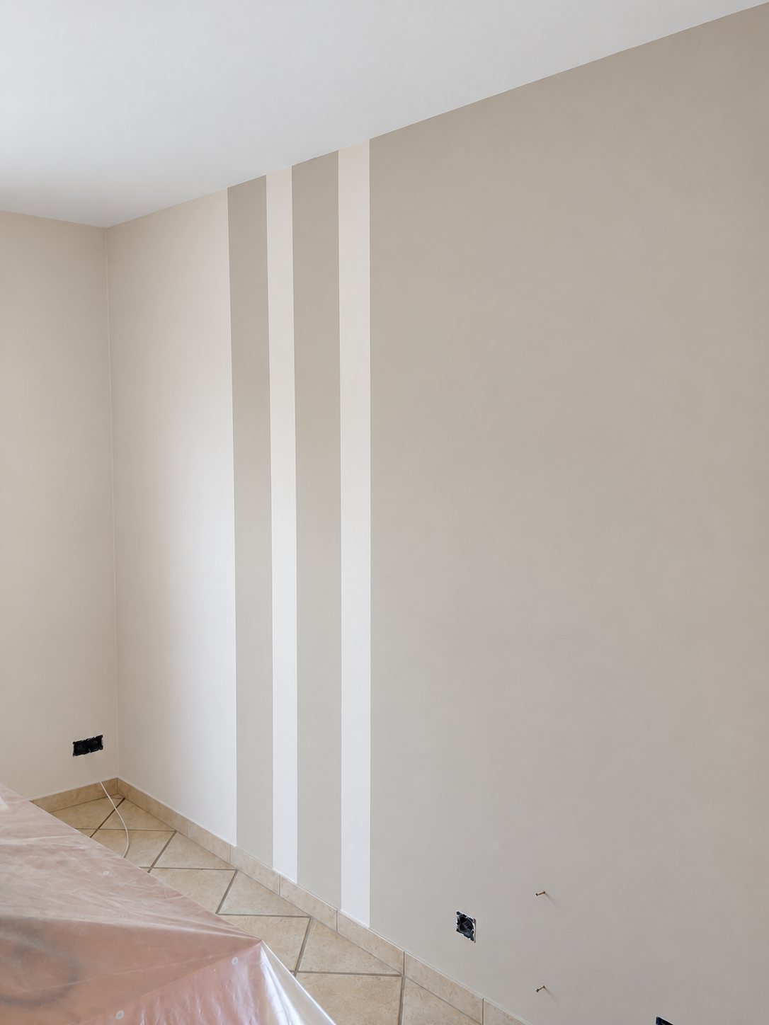 Mur peint en beige avec bandes verticales décoratives