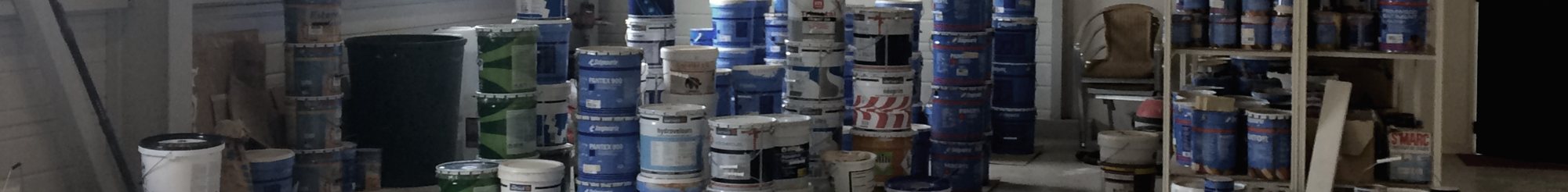 Pots de peinture empilés dans l’entrepôt de l’entreprise
